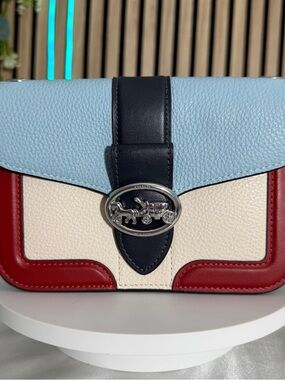 COACH 🌼NWT ✅Crossbody Georgie Bag Blue red Golden Chain Logo Snap Closure pebble